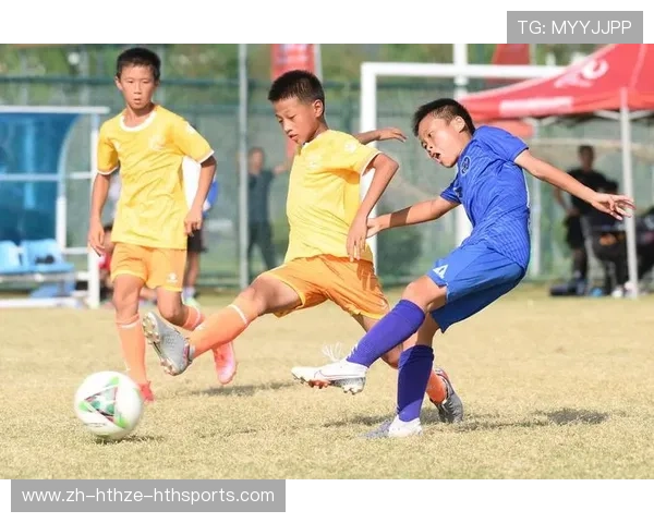 足球青训中的团队合作与沟通技巧，如何提升比赛中的协作性